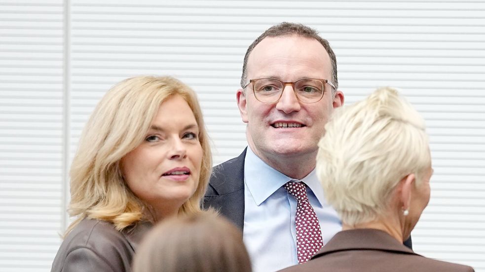 Jens Spahn war bei seiner Rückkehr in die Bundestagsfraktion ein beliebter Gesprächspartner. Foto: Kay Nietfeld/dpa