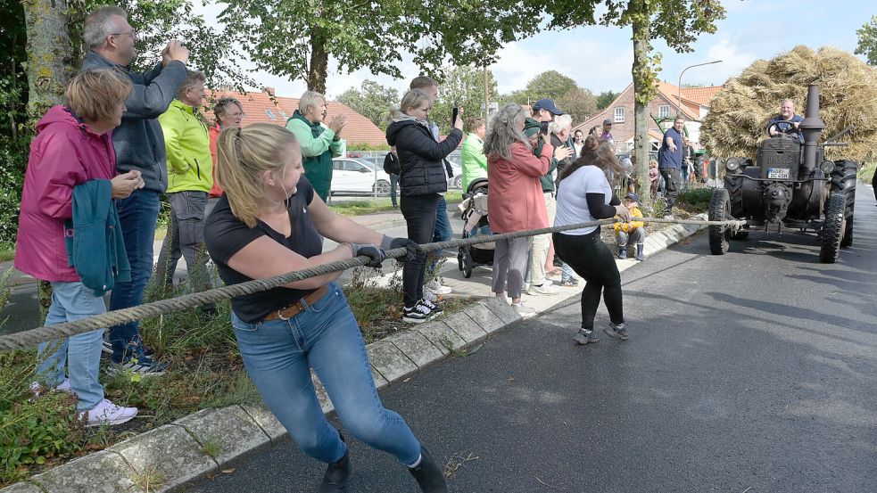 Hau ruck! Beim Duell „Mensch gegen Maschine“ galt es einen alten Ursus-Trecker schnell über 50 Meter zu ziehen. Foto: Folkert Bents
