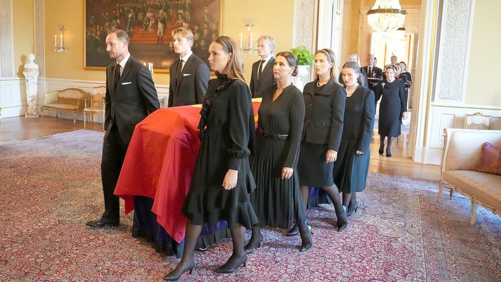 In einer feierlichen Prozession hatten die Kinder und Enkel des norwegischen Monarchen dessen Sarg vergangene Woche durch das Osloer Schloss in die Schlosskapelle getragen. (Archivbild) Foto: Ole Berg-Rusten/NTB Scanpix/AP/d