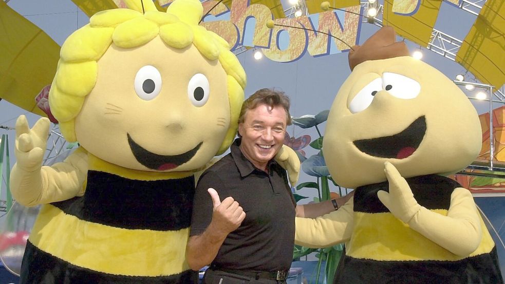 Foto von 2001: Damals trat Karel Gott mit Maja und Willi in einer Biene-Maja-Geburtstagsshow auf. (Archivbild) Foto: Bernd Wüstneck/dpa-Zentralbild/d