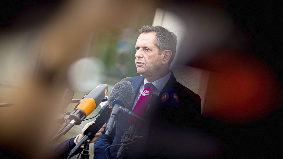 Olaf Lies (SPD), Ministerpräsident von Niedersachsen, gibt ein Pressestatement zu den aktuellen Entwicklungen bei Volkswagen ab. Foto: dpa/Moritz Frankenberg