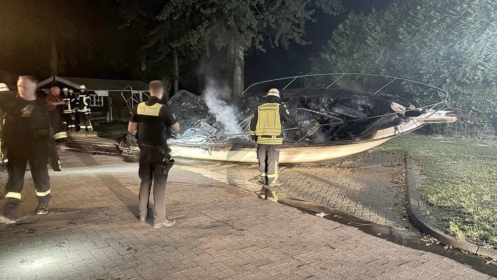 Die Einsatzkräfte konnten ein Übergreifen der Flammen auf nahe gelegene Büsche verhindern. Foto: Simon Binoit