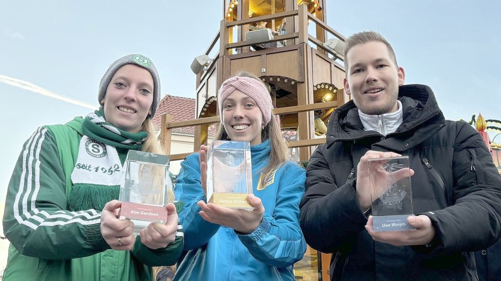 Ausgezeichnetes Ehrenamt: Kim Gerdsen (von links), Femke Wilberts und Uwe Wurpts haben 2024 den 2. Young-People-Award „Goldene Pyramide“ erhalten. Die vierte Auflage des Ehrenamtspreises für junge Ostfriesen ist jetzt gestartet. Die Bewerbungs- und Nominierungsphase läuft noch bis zum 20. September unter www.goldene-pyramide.de. Foto: Mieke Matthes