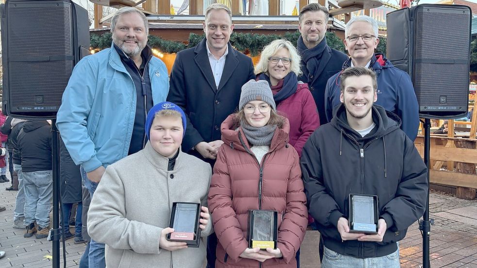 Wer holt diesmal die „Goldene Pyramide“? Drei junge Ostfriesen schafften es 2025, die Menschen zu erreichen und von ihrem Engagement zu begeistern: Paul Bakker (vorne von links), Eske Martens und Paul Markus belegten die ersten Plätze beim „Young-People-Award“. Foto: Lasse Paulsen