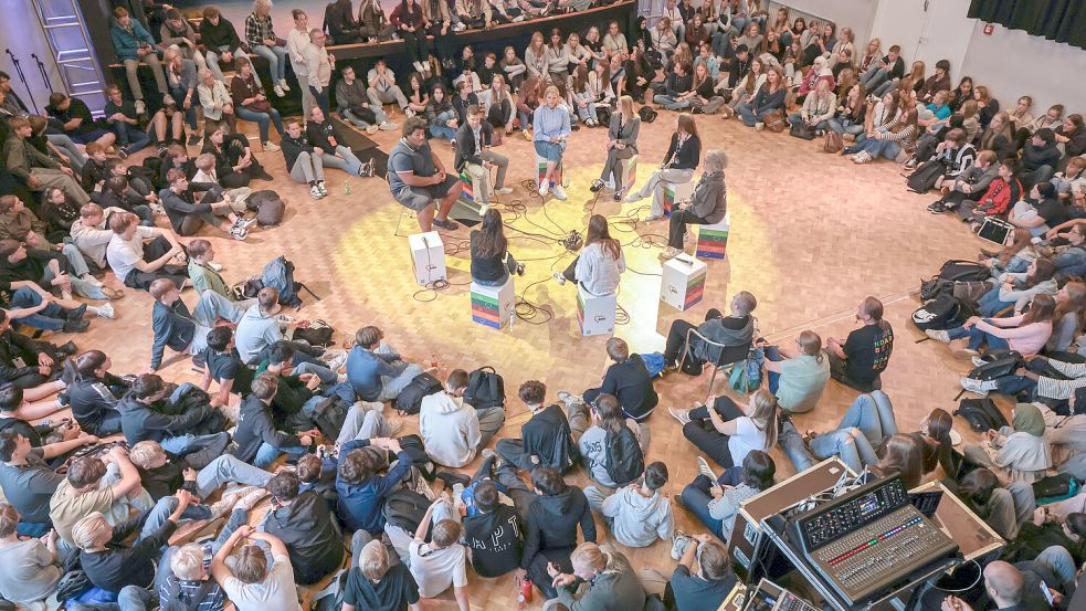 Beim Jugendbarcamp 2026 treffen Schüler auf Politiker und Journalisten und diskutieren über Meinungsfreiheit. Foto: Jörn Martens