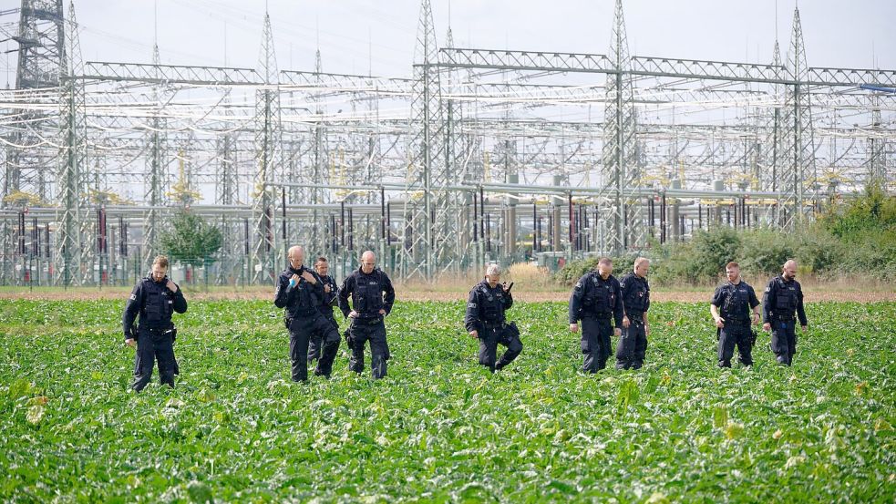Nach dem Angriff auf die Stromleitungen am Kraftwerk Bergheim bei Köln suchten Polizisten nach Beweisen. Foto: Henning Kaiser