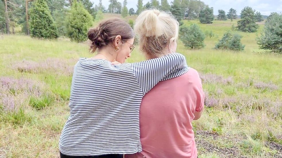 Doreen Schmidt gemeinsam mit ihrer Tochter Nele. Ein Bild aus der Zeit, vor der Krankheit ME/CFS. Foto: Privat