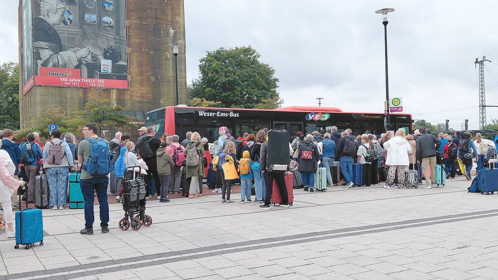 Viele Reisende warteten auf die Busse, um nach Leer zu kommen. Foto: Lisa Siegler