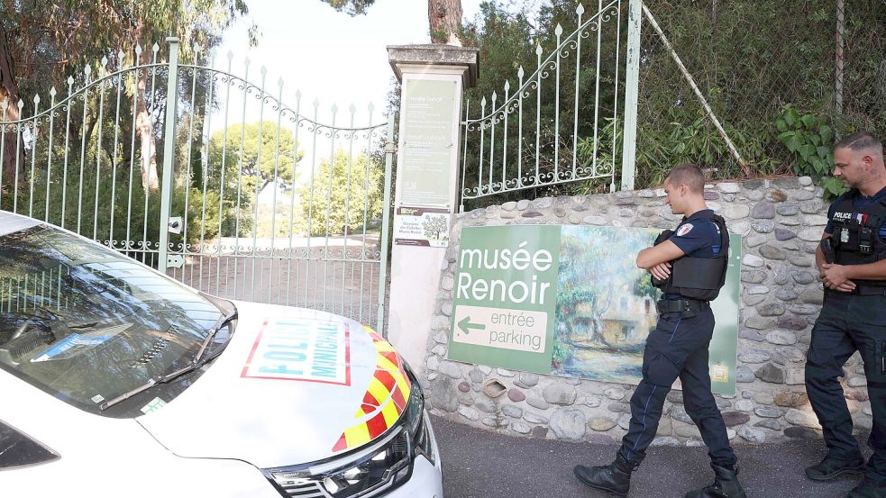 Polizisten nach Einbruch vor dem Renoir-Museums-Eingang - Diebe auf der Flucht. Cagnes-sur-Mer, September 8, 2026. Foto: AFP/VALERY HACHE
