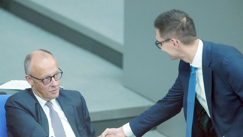 Handschlag: ja. Aber Freunde werden Kanzler Friedrich Merz und Unionsfraktionsvize Sepp Müller so schnell nicht. Foto: Kay Nietfeld/dpa