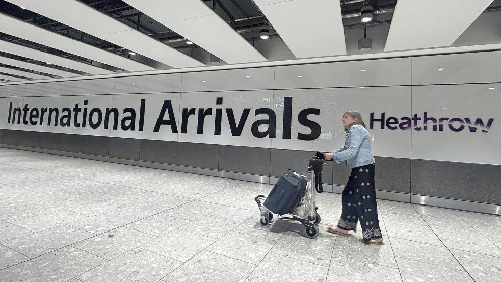 Unter anderem der Londoner Flughafen Heathrow war von einer Störung bei der Flugsicherung betroffen. (Archiv) Foto: Kirsty Wigglesworth/AP/dpa