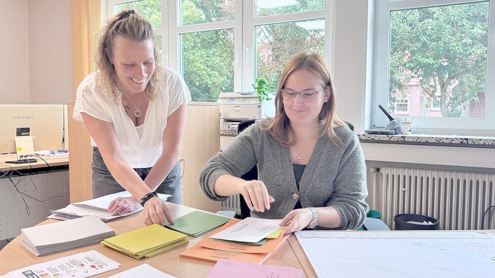 Monika Reints (links) und Lisa Booken gehören zum Team des Bürgerbüros und kümmern sich mit ihren Kolleginnen Marion Fauerbach, Anja Gronewold und Monika Meyerhoff unter anderem um die Ausgabe der Briefwahlunterlagen. Foto: Holger Janssen