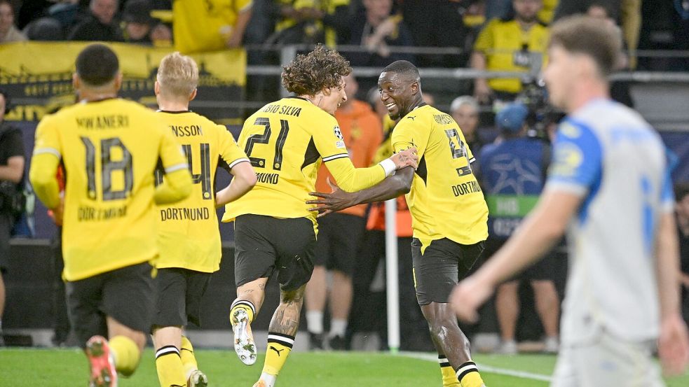 Sorgten in der Dortmunder Offensive für Gefahr: Fábio Silva (l) und Serhou Guirassy. Foto: Bernd Thissen/dpa