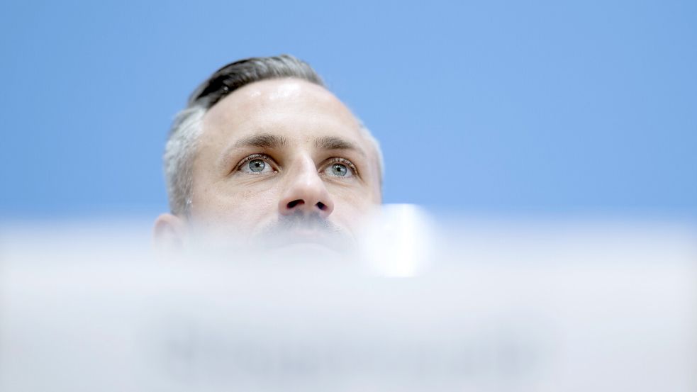 Zerstört die AfD die deutsche Demokratie – so wie vor 100 Jahren die NSDAP? Politik-Experte Michael Dreyer hält solche Vergleiche für falsch. Foto: dpa/Stefan Boness