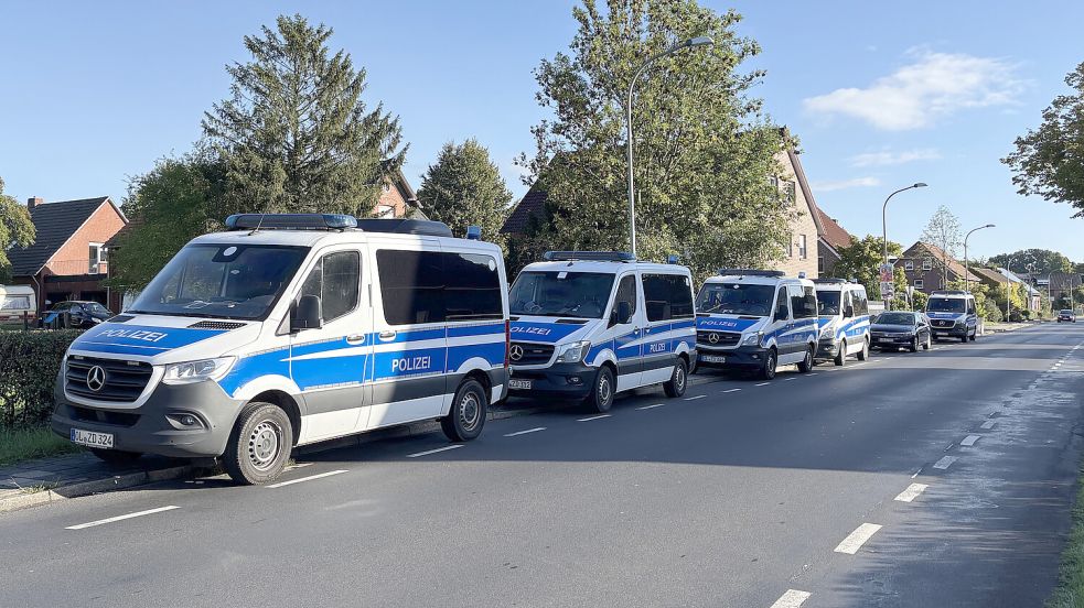 Mehrere Polizeiwagen stehen vor einem Wohnhaus. Foto: Privat