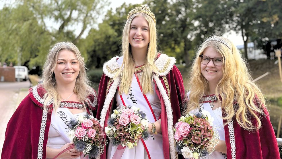 Am Kanal endet für das neue Wiesmoorer Königshaus das 74. Blütenfest: Blütenkönigin Larissa Kahmann (Mitte) sowie die Prinzessinnen Emma Hofer (rechts) und Janina Julius-Kroon vertreten die Blumenstadt nun ein Jahr lang. Foto: Nicole Böning