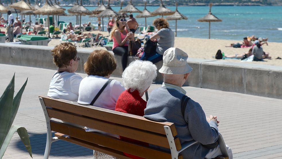 Senioren an der Playa de Palma in S'Arenal bei Palma de Mallorca. Spanien ist allerdings nicht Spitzenreiter der beliebtesten Länder der deutschen Rentner. Foto: dpa/Jens Kalaene