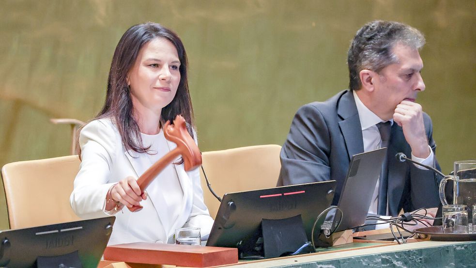Annalena Baerbocks Zeit als Präsidentin der UN-Generalversammlung ist zu Ende. Mit dem obligatorischen letzten Hammerschlag endete ihre Amtszeit in New York. Foto: IMAGO/Bianca Otero