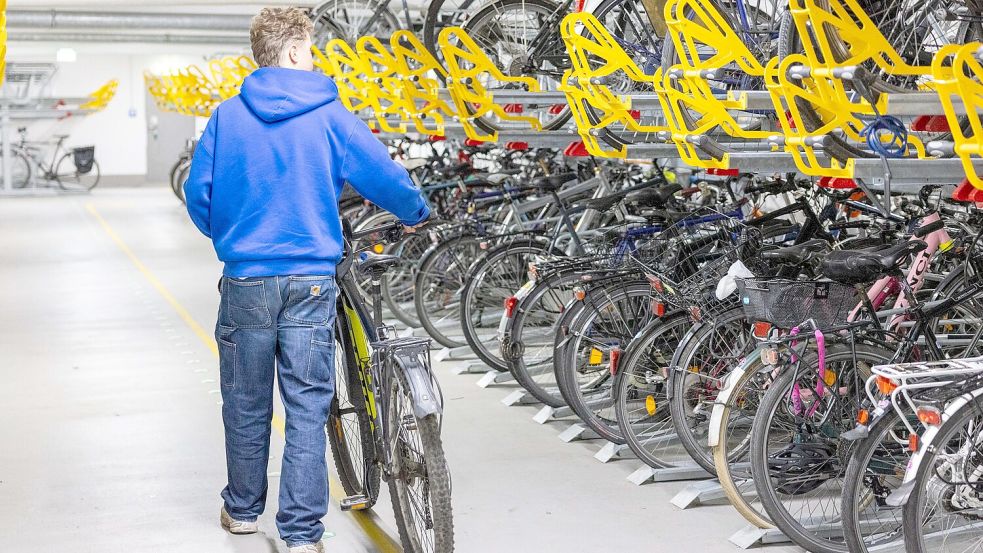 Erfolgsmodell Radstation: 1.000 Dauerparker, Tendenz steigend. Osnabrück hat das größte Fahrradparkhaus in Norddeutschland und das zweitgrößte bundesweit. Die Bundesregierung fördert solche Projekte im kommenden Jahr nicht mehr. Foto: André Havergo