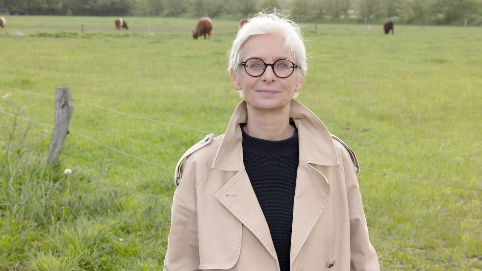 Die Autorin und ihr natürlicher Handlungsraum: Dörte Hansen in der nordfriesischen Landschaft. Foto: Sven Jaax