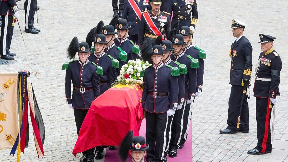 König Harald V. ist nach einem Trauerzug durch Oslo an seiner letzten Ruhestätte eingetroffen. Foto: Terje Pedersen/NTB/dpa