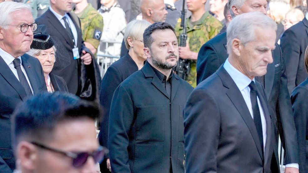 Steinmeier und Selenskyj schritten ebenfalls hinter dem Sarg her. Foto: Gorm Kallestad/POOL NTB/AP/dpa