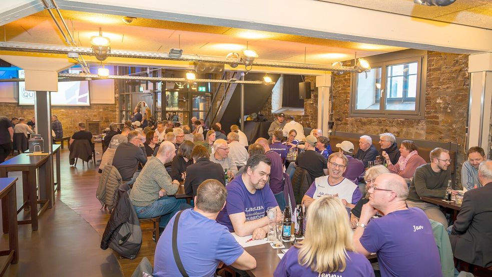 Ausverkauft war die Premiere des VfL-Kneipenquiz „Brückenquizz‘n“ in der Lagerhalle. Foto: Steve Weber