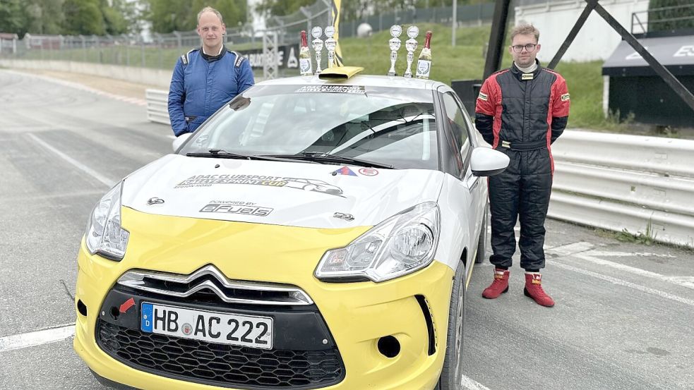 Mit einem Citroën rasten der Auricher Leon Ott (rechts) und sein Beifahrer Marlon Kolkmann bei einem Rennen auf einem stillgelegten Flughafen auf Platz drei. Foto: privat