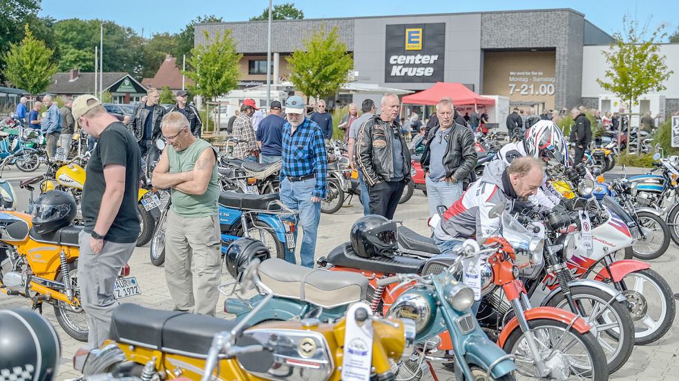 Erstmals fand das Oldtimer-Zweiradtreffen auf dem Parkplatz des Edeka-Centers in Marienhafe statt. Foto: Folkert Bents