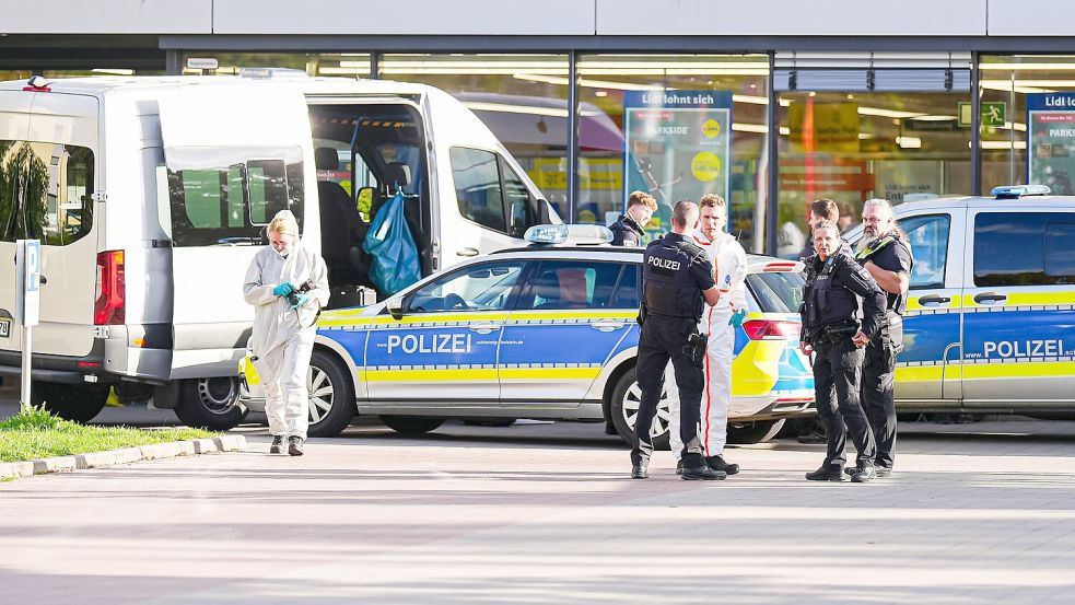 An diesem Lidl in Ratzeburg kommt es derzeit zu einem Großeinsatz nach einem Tötungsdelikt. Foto: dpa/Marcel von Fehrn