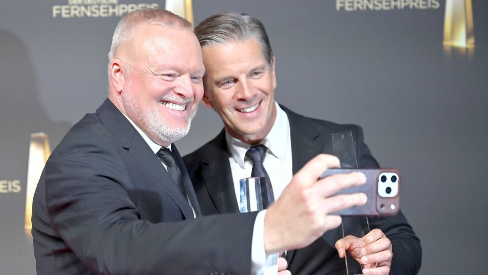 Selfie unter Preisträgern: Lanz und Raab. Foto: Henning Kaiser/dpa