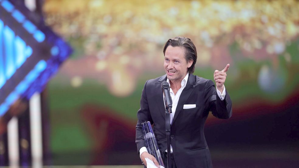 Tom Schilling sang ein Ständchen für seine Mutter. Foto: Rolf Vennenbernd/dpa