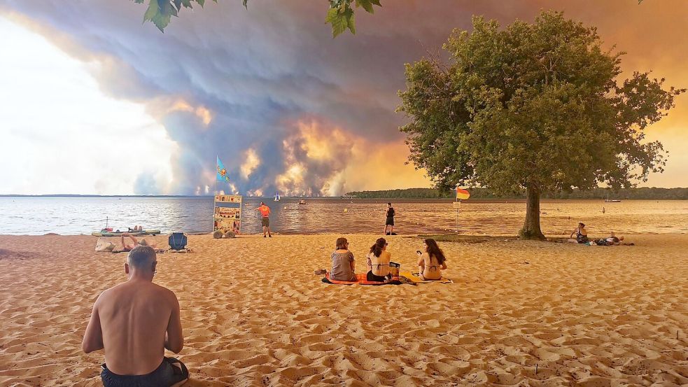 Die Trockenheit in Westeuropa begünstigte in diesem Sommer die Ausbreitung der Waldbrände - wie etwa im Südwesten Frankreichs. (Archivbild) Foto: Maximilien Lamy/AFP/dpa
