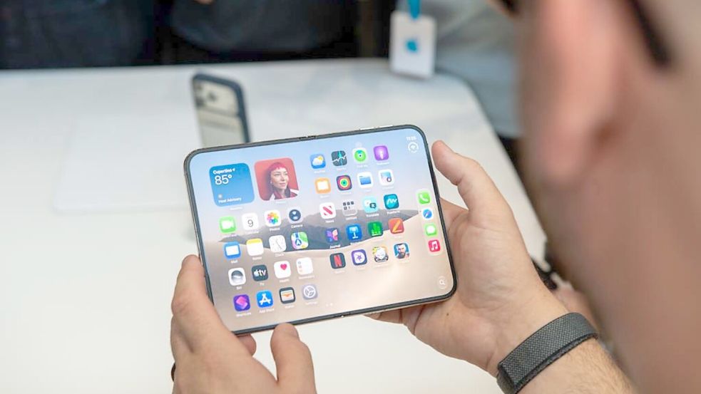 Laut Apple soll beim iPhone Duo die Falte in der Mitte des aufklappbaren Bildschirms deutlich weniger sichtbar sein als in Modellen der Konkurrenz. Foto: Andrej Sokolow