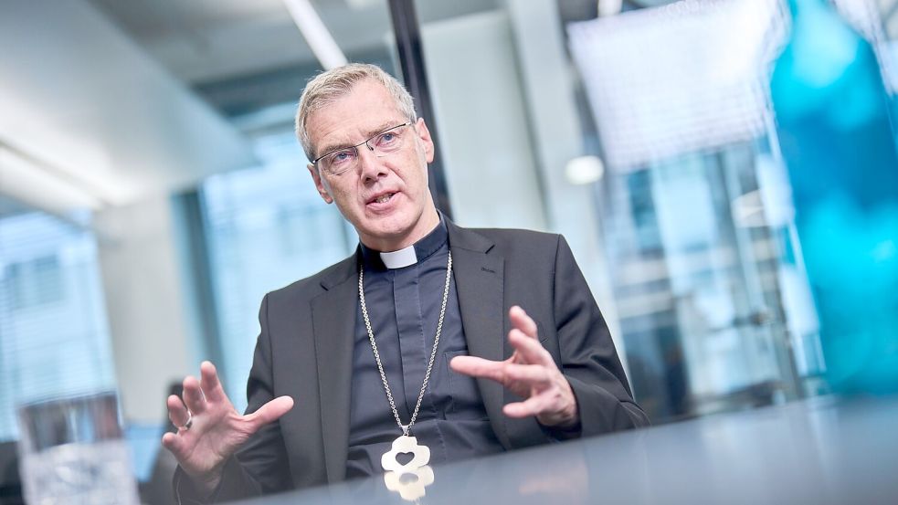 Heiner Wilmer, Vorsitzender der Deutschen Bischofskonferenz, bleibt bei der ablehnenden Haltung der katholischen Kirche gegenüber der AfD. Foto: Michael Kappeler