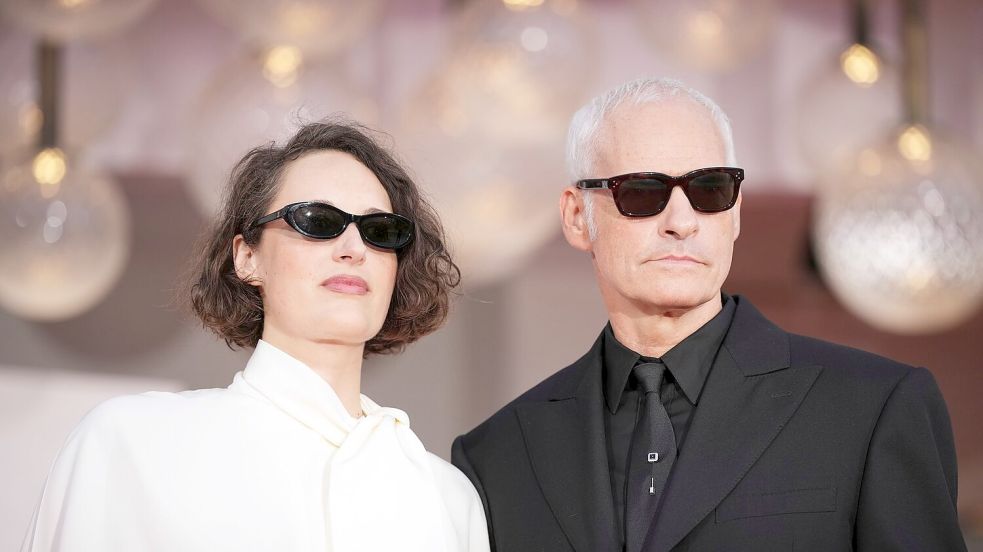 Martin McDonagh ist nicht zum ersten Mal mit einem Film in Venedig - hier mit seiner Partnerin Phoebe Waller-Bridge auf dem roten Teppich. (Archivbild) Foto: Alessandra Tarantino
