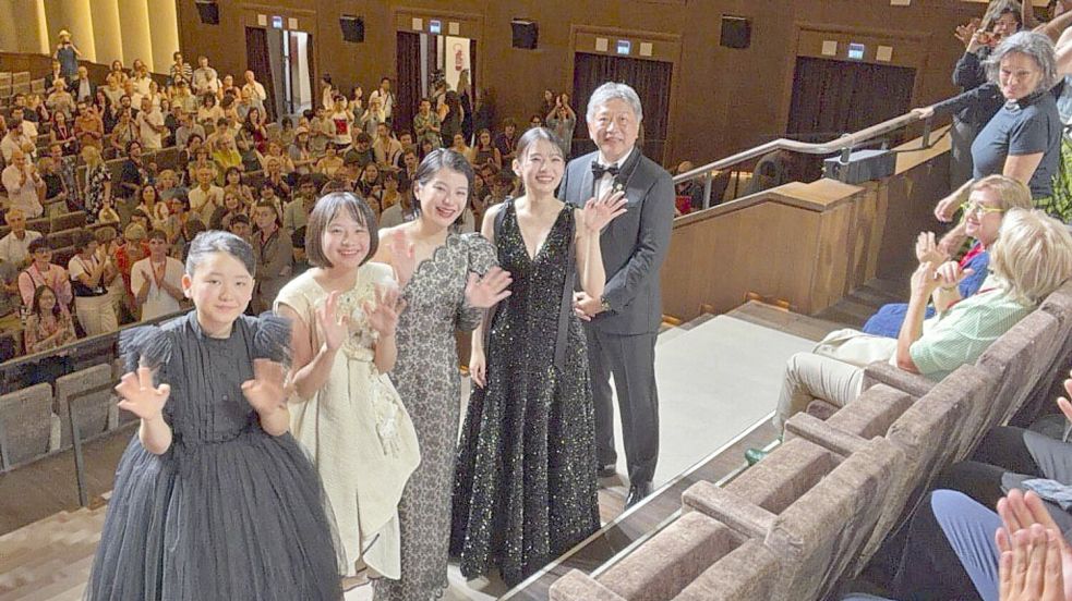 Das Filmteam und Hirokazu Koreeda (r) im Festivalpalast. Foto: --/kyodo/dpa