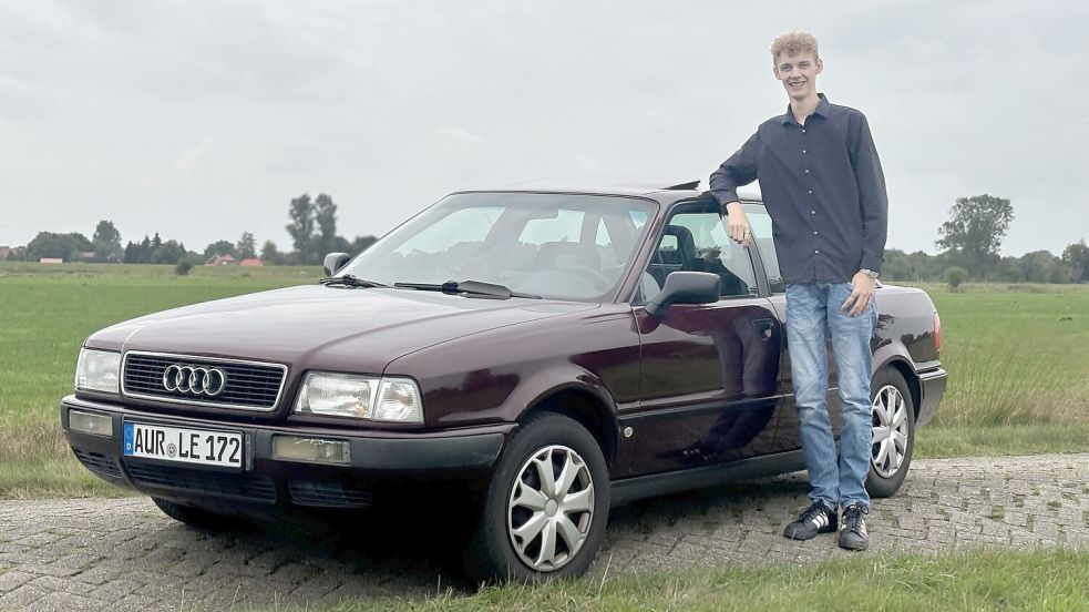 Kai Fokken aus Rahe und sein Erstwagen: Ein 35 Jahre alter Audi 80. Foto: Eva van Loh