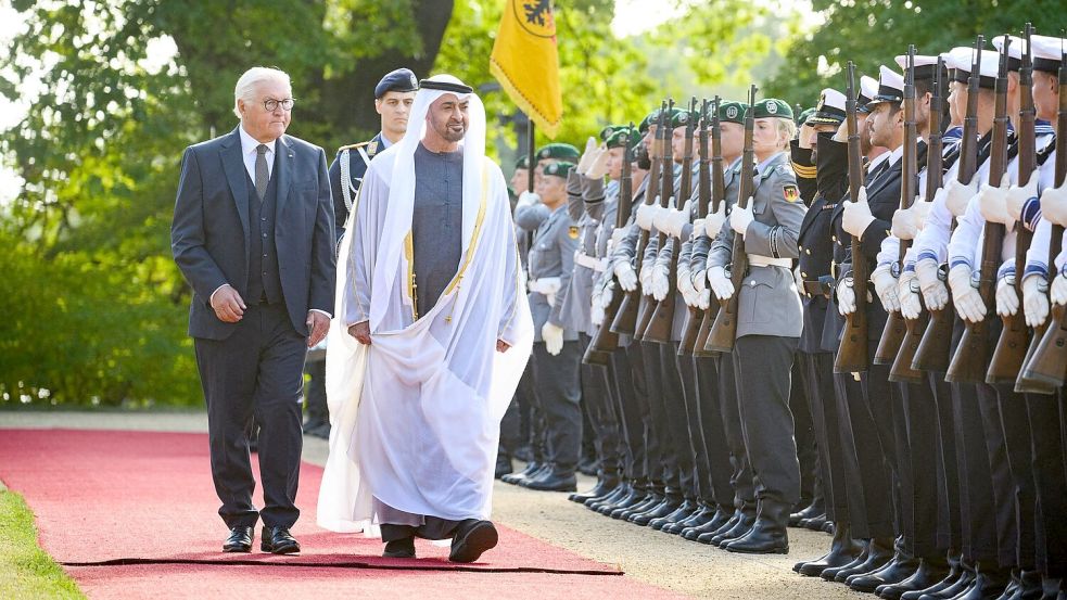 Bundespräsident Steinmeier begrüßt seinen Gast vom Golf mit militärischen Ehren Foto: Bernd von Jutrczenka