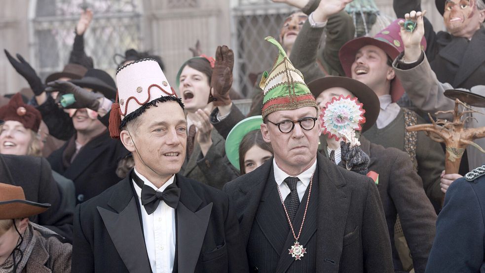 Der Kölner Kommissar Rath (Volker Bruch, l.) und der bedrohte Psychiater Edmund Förster (Ulrich Noethen) finden sich in Folge vier im Kölner Karneval wieder. Foto: Degeto-Presse
