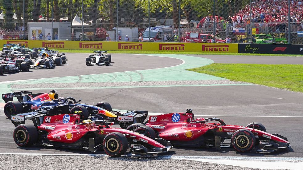 Hamilton (2.v.r) und sein Teamkollege Leclerc geraten in der ersten Schikane aneinander. (Archivbild) Foto: Bradley Collyer