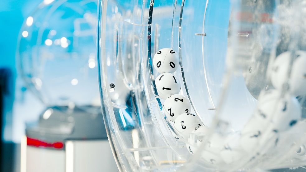 Bei einer Ziehung der Lotterie „6 aus 49“ hatte ein Teilnehmer aus Emden Glück. Foto: Lotto Niedersachsen/Anton Minayev