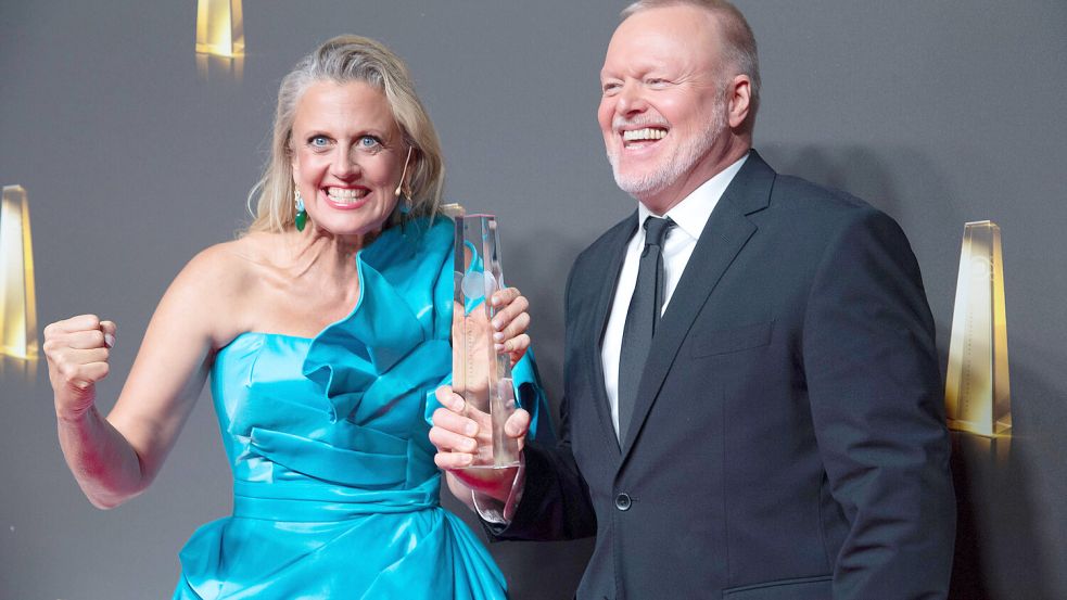 Stefan Raab und Barbara Schöneberger, die nicht nur die Gala zum Fernsehpreis moderiert hat – sie ist auch Co-Moderatorin der ausgezeichneten Raab-Show „Wer weiß wie wann was war?“. Foto: IMAGO/Malte Ossowski/SVEN SIMON