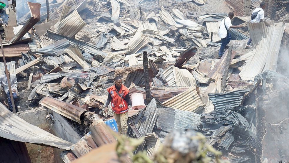 Bei einem Feuer in einem dicht bebauten Wohnviertel in Bukavu brannten auch zwei Schulen ab. Foto: --/XinHua/dpa