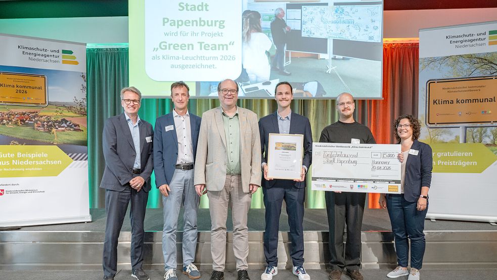 Stolz über die Auszeichnung sind (v. r.) Lena Hübsch (Laudatorin), Joachim Müller (TU Dortmund), Martin Weichers (Klimaanpassungsmanager), Minister Christian Meyer, Walter Pengemann (Klimafachstelle Emsland) und Dr. Jan Arning (Hauptgeschäftsführer vom Niedersächsischen Städtetag). Foto: KEAN/Rainer Jensen)