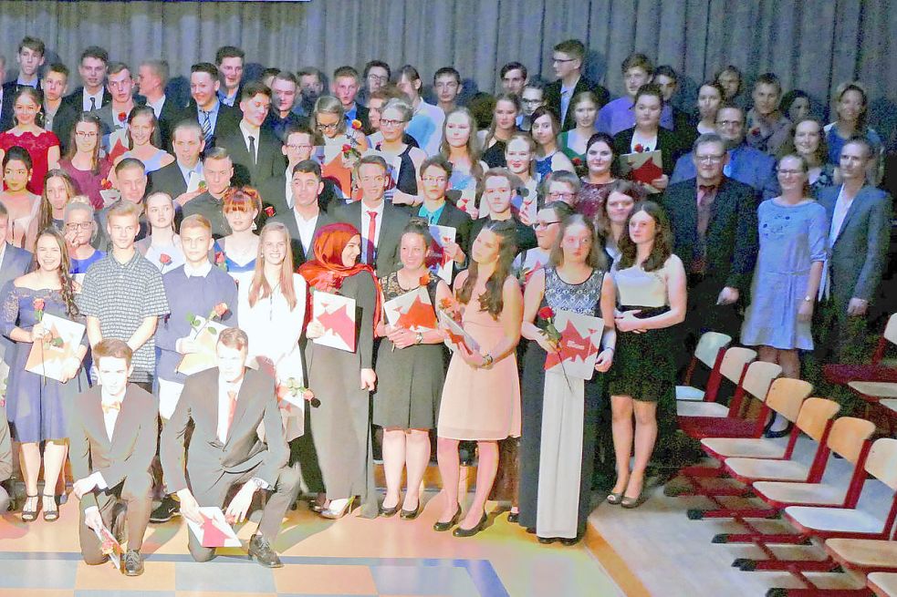 121 Schüler aus den zehnten Klassen der IGS Waldschule Egels wurden nun verabschiedet. Die Feier stand unter dem Motto „Kings & Queens – Abschluss Royal“. Foto: privat