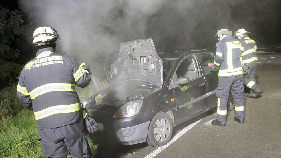 Die Feuerwehr kühlte den Motorraum des Autos ab. Foto: Joachim Rand
