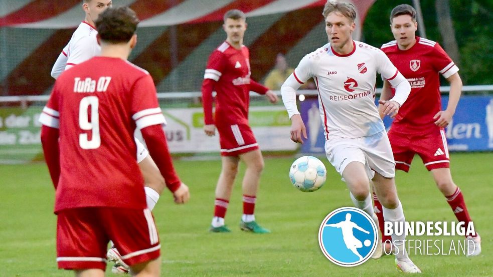 Concordia Ihrhove (am Ball Marek Akkermann) hatte TuRa Westrhauderfehn (links Timo Mansholt, rechts Marcel Schulte) zu Gast und gewann mit 4:1. Foto: Hans Damm