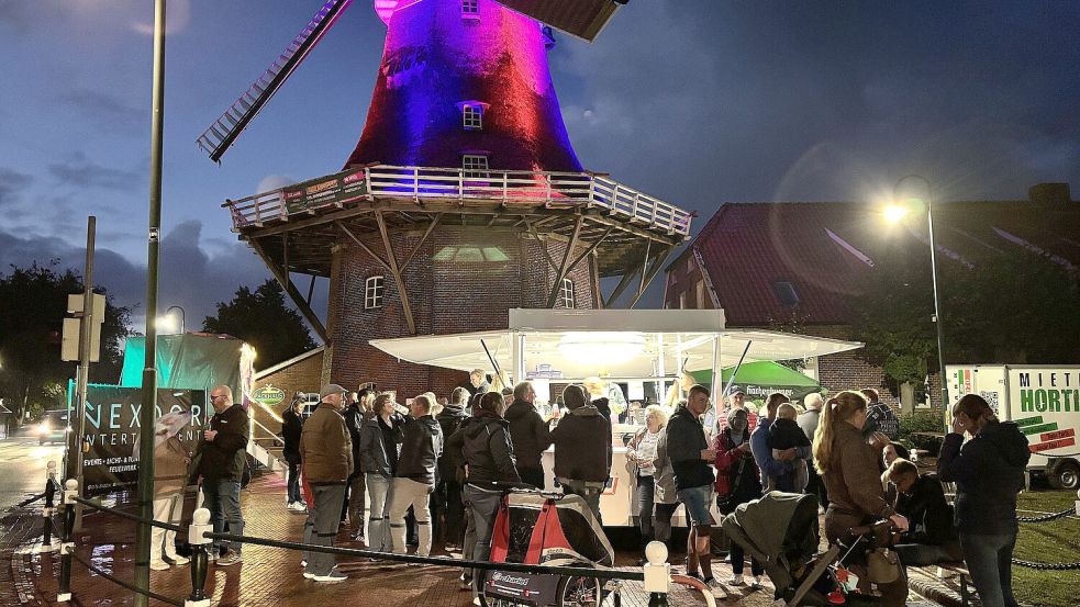 Unter der festlich beleuchteten Mühle begann deren Geburtstagsparty mit einem Dämmershoppen und Livemusik. Foto: Karin Böhmer