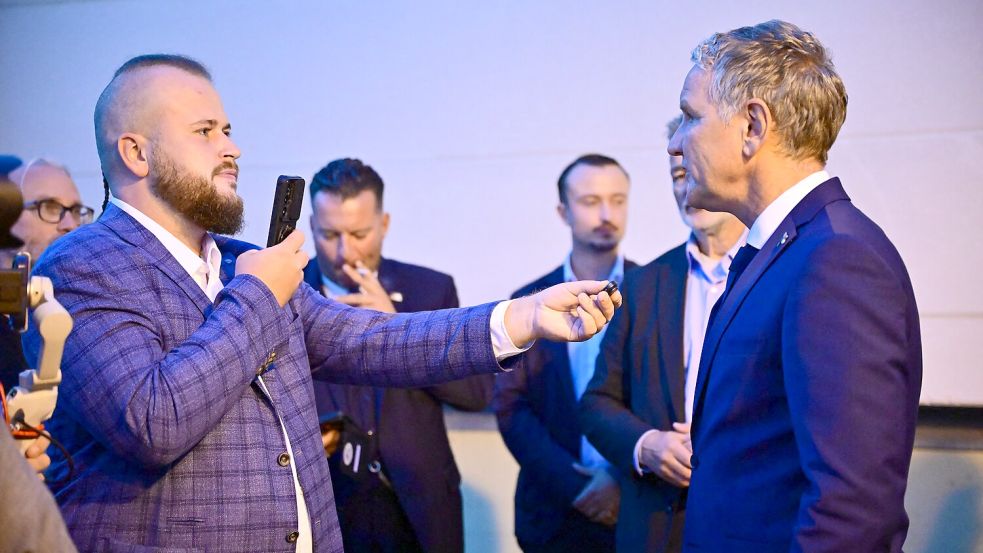 Björn Höcke bricht Interviews ab, wenn ihm die Fragen nicht passen. Mit rechten Streamern wie „Aktivist Mann“ spricht er gern und lang. Foto: Sebastian Gollnow